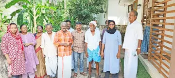 കരുണാകരനും ഭാസ്കരനും തെരഞ്ഞെടുപ്പ് പ്രചാരണത്തിനിടെ
