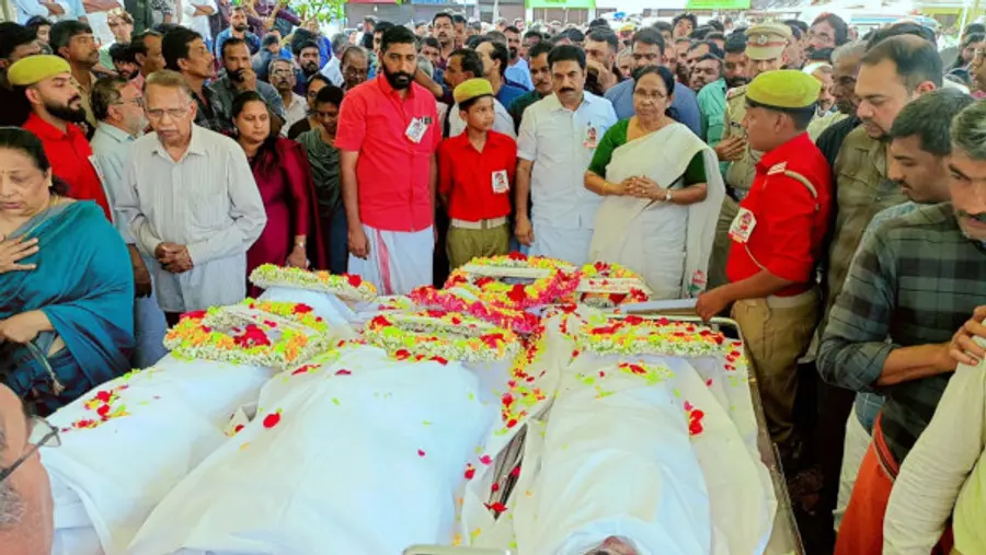 നെല്ലൂന്നി ഗ്രാമദീപം വായനശാല പരിസരത്ത് നിവേദിതയ്ക്കും മക്കൾക്കും  കെ കെ ശൈലജ എംഎൽഎ അന്തിമോപചാരമർപ്പിക്കുന്നു