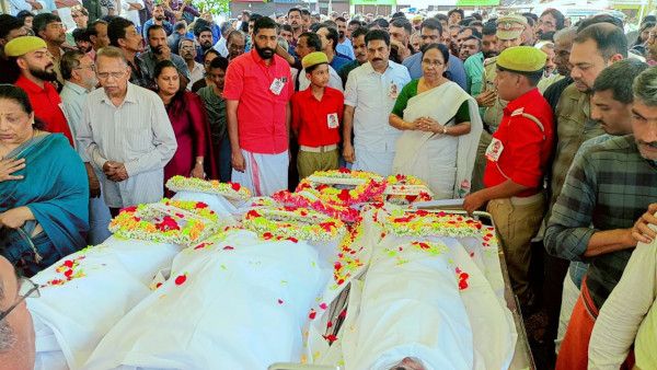 നെല്ലൂന്നി ഗ്രാമദീപം വായനശാല പരിസരത്ത് നിവേദിതയ്ക്കും മക്കൾക്കും  കെ കെ ശൈലജ എംഎൽഎ അന്തിമോപചാരമർപ്പിക്കുന്നു