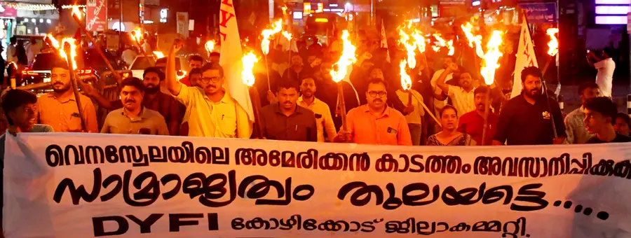 വെനസ്വേലയിലെ അമേരിക്കന് ആക്രമണത്തിനെതിരെ ഡിവൈഎഫ്ഐ കോഴിക്കോട്ട് സംഘടിപ്പിച്ച നൈറ്റ് മാര്ച്ച്