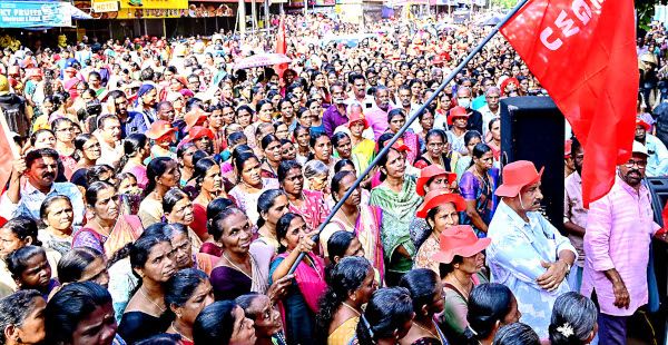 തൊഴിലുറപ്പ് പദ്ധതി തകർക്കാനുള്ള കേന്ദ്ര സർക്കാർ ബില്ലിനെതിരെ  തൊഴിലുറപ്പ് തൊഴിലാളികൾ  കാഞ്ഞങ്ങാട് ഹെഡ് പോസ്റ്റ് ഓഫീസിലേക്ക്  നടത്തിയ മാർച്ചിൽ അണിനിരന്നവർ