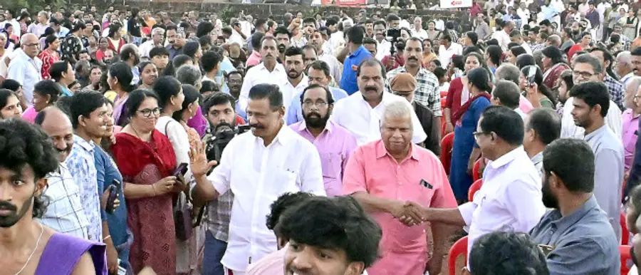 വികസന മുന്നേറ്റ ജാഥയുടെ കാസർകോട്ടെ സ്വീകരണ കേന്ദ്രത്തിൽ ജാഥാ ലീഡർ എം വി ഗോവിന്ദനെ സ്വീകരിക്കുന്നു