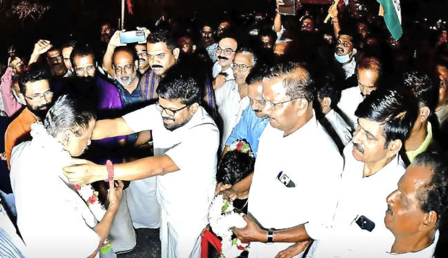 എൽഡിഎഫ്‌ വികസനമുന്നേറ്റ ജാഥയെ   ജില്ലാ അതിർത്തിയായ കാലിക്കടവിൽ കെ കെ രാഗേഷ് സ്വീകരിക്കുന്നു