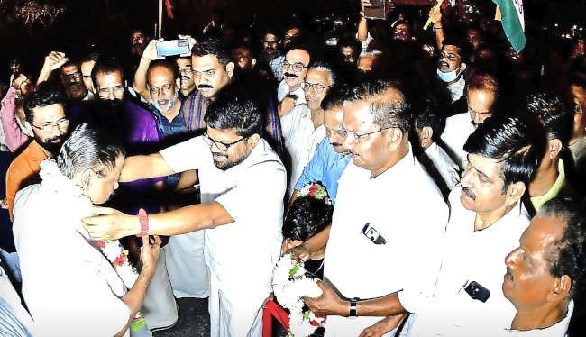 എൽഡിഎഫ്‌ വികസനമുന്നേറ്റ ജാഥയെ   ജില്ലാ അതിർത്തിയായ കാലിക്കടവിൽ കെ കെ രാഗേഷ് സ്വീകരിക്കുന്നു