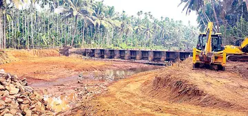 പാടി ഇന്പ്രാംവളപ്പിൽ മധുവാഹിനി പുഴയ്‌ക്ക്‌ കുറുകെ പുതിയ തടയണയുടെ നിർമാണ പ്രവൃത്തി ആരംഭിച്ചപ്പോൾ