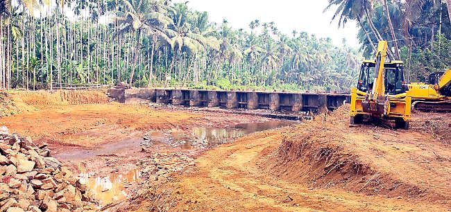 പാടി ഇന്പ്രാംവളപ്പിൽ മധുവാഹിനി പുഴയ്‌ക്ക്‌ കുറുകെ പുതിയ തടയണയുടെ നിർമാണ പ്രവൃത്തി ആരംഭിച്ചപ്പോൾ