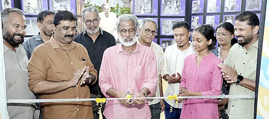 ‘ദ സബാൾട്ടേൺ വോയ്സ്' പ്രദർശനം പി കെ സുരേന്ദ്രൻ ഉദ്ഘാടനം ചെയ്യുന്നു 