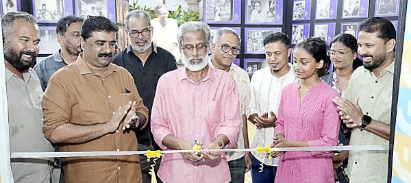 ‘ദ സബാൾട്ടേൺ വോയ്സ്' പ്രദർശനം പി കെ സുരേന്ദ്രൻ ഉദ്ഘാടനം ചെയ്യുന്നു 