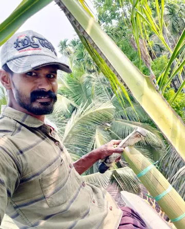 ഷിബു ചെത്തുതൊഴിലിനിടെ 
