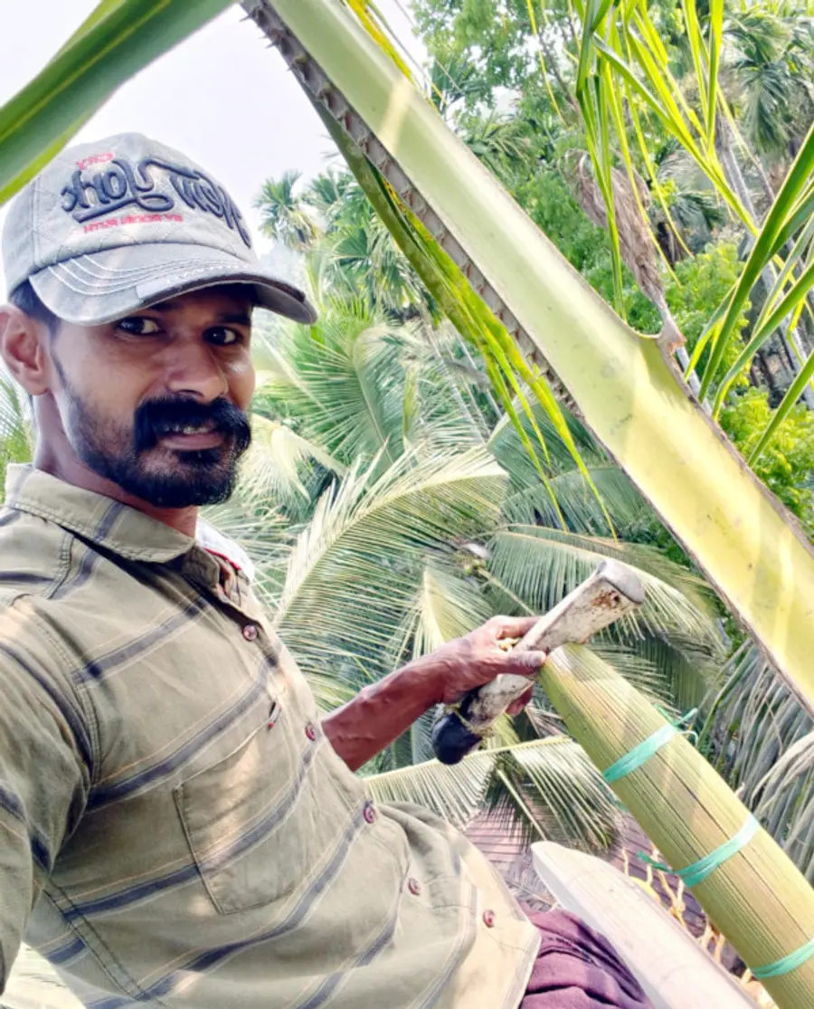 ഷിബു ചെത്തുതൊഴിലിനിടെ 