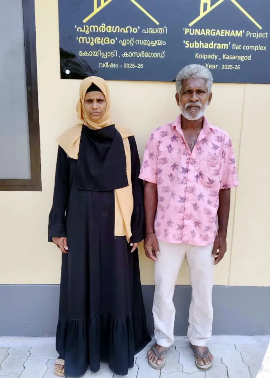 പുനർഗേഹം പദ്ധതിയിൽ ലഭിച്ച ഫ്ലാറ്റിന്‌ മുന്നിൽ പെറുവാട് കടപ്പുറത്തെ  ഹനീഫയും ഭാര്യ ആയിഷയും