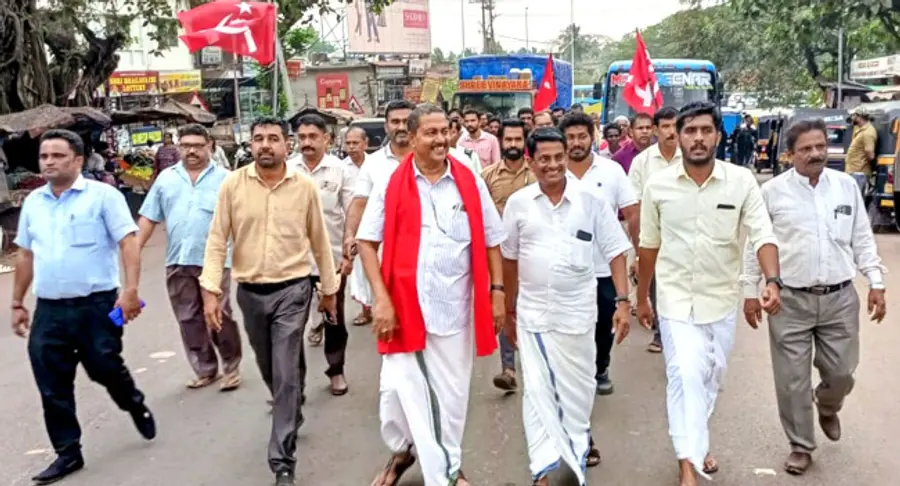 മഞ്ചേശ്വരം മണ്ഡലം എൽഡിഎഫ്  സ്ഥാനാർഥി കെ ആർ ജയാനന്ദയുടെ വിജയവിളംബരമറിയിച്ച്‌  ഹൊസങ്കടി ട‍ൗണിൽ നടത്തിയ പ്രകടനം