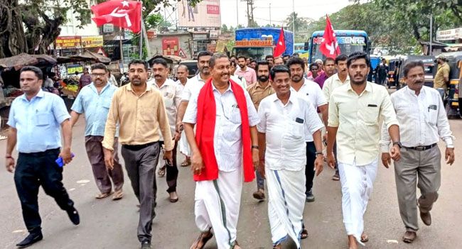 മഞ്ചേശ്വരം മണ്ഡലം എൽഡിഎഫ്  സ്ഥാനാർഥി കെ ആർ ജയാനന്ദയുടെ വിജയവിളംബരമറിയിച്ച്‌  ഹൊസങ്കടി ട‍ൗണിൽ നടത്തിയ പ്രകടനം