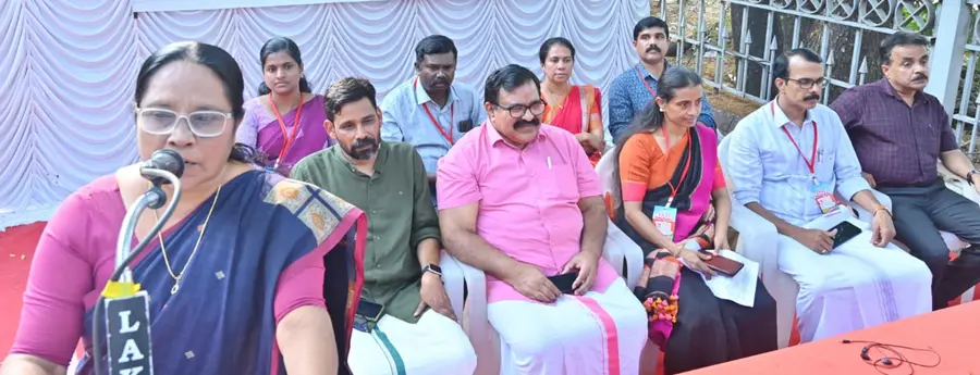 കെജിഒഎ ജില്ലാ സമ്മേളനത്തിന്റെ പൊതുസമ്മേളനം മഹിളാ അസോസിയേഷൻ സംസ്ഥാന പ്രസിഡന്റ്‌ കെ എസ് സലീഖ ഉദ്ഘാടനം ചെയ്യുന്നു