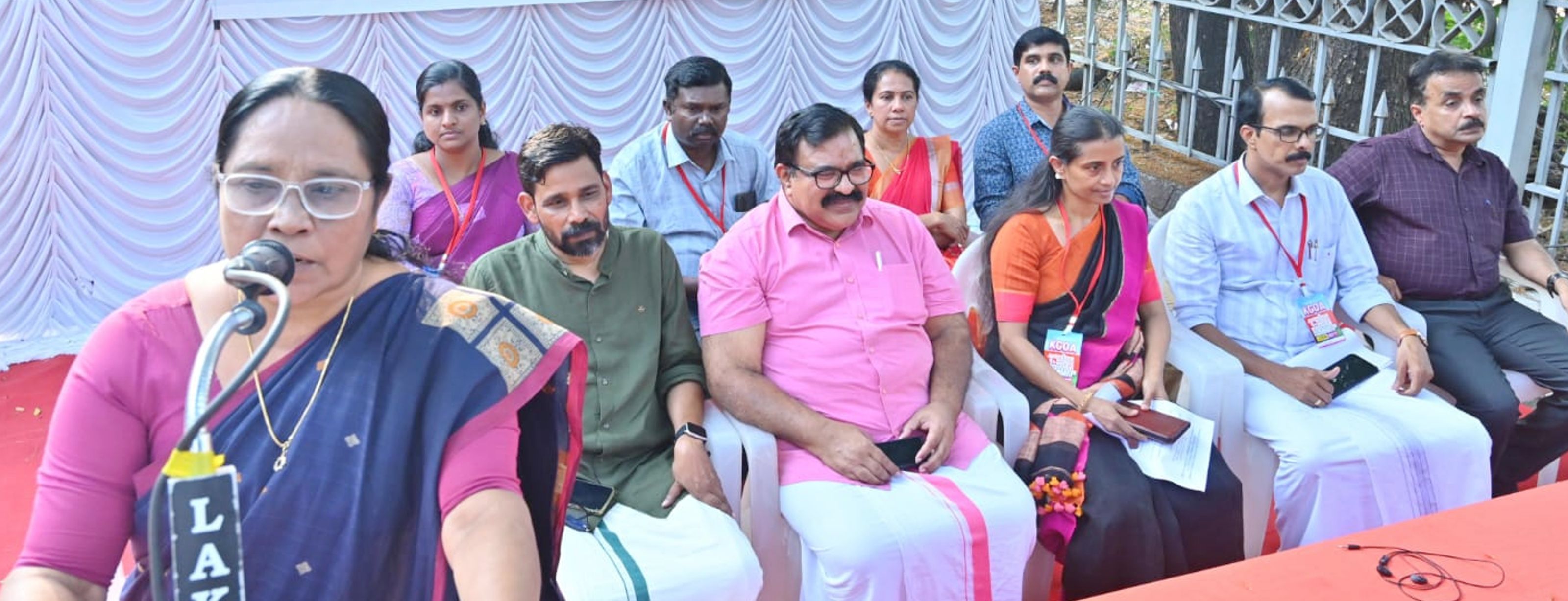 കെജിഒഎ ജില്ലാ സമ്മേളനത്തിന്റെ പൊതുസമ്മേളനം മഹിളാ അസോസിയേഷൻ സംസ്ഥാന പ്രസിഡന്റ്‌ കെ എസ് സലീഖ ഉദ്ഘാടനം ചെയ്യുന്നു