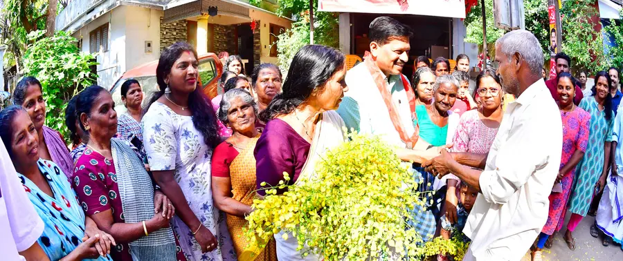 വേലൻകുണ്ടിലെത്തിയ ചേലക്കര മണ്ഡലം എൽഡിഎഫ് സ്ഥാനാർഥി യു ആർ പ്രദീപിനെ ലൈഫ് വീട് ലഭിച്ച ചന്ദ്രൻ സ്വീകരിക്കുന്നു