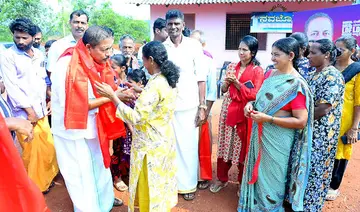 മഞ്ചേശ്വരം മണ്ഡലം എൽഡിഎഫ്‌ സ്ഥാനാർഥി കെ ആർ ജയാനന്ദയെ മൈരളയിലെ സ്വീകരണ കേന്ദ്രത്തിലേക്ക്‌ വരവേൽക്കുന്നു