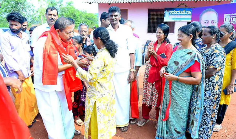 മഞ്ചേശ്വരം മണ്ഡലം എൽഡിഎഫ് സ്ഥാനാർഥി കെ ആർ ജയാനന്ദയെ മൈരളയിലെ സ്വീകരണ കേന്ദ്രത്തിലേക്ക് വരവേൽക്കുന്നു