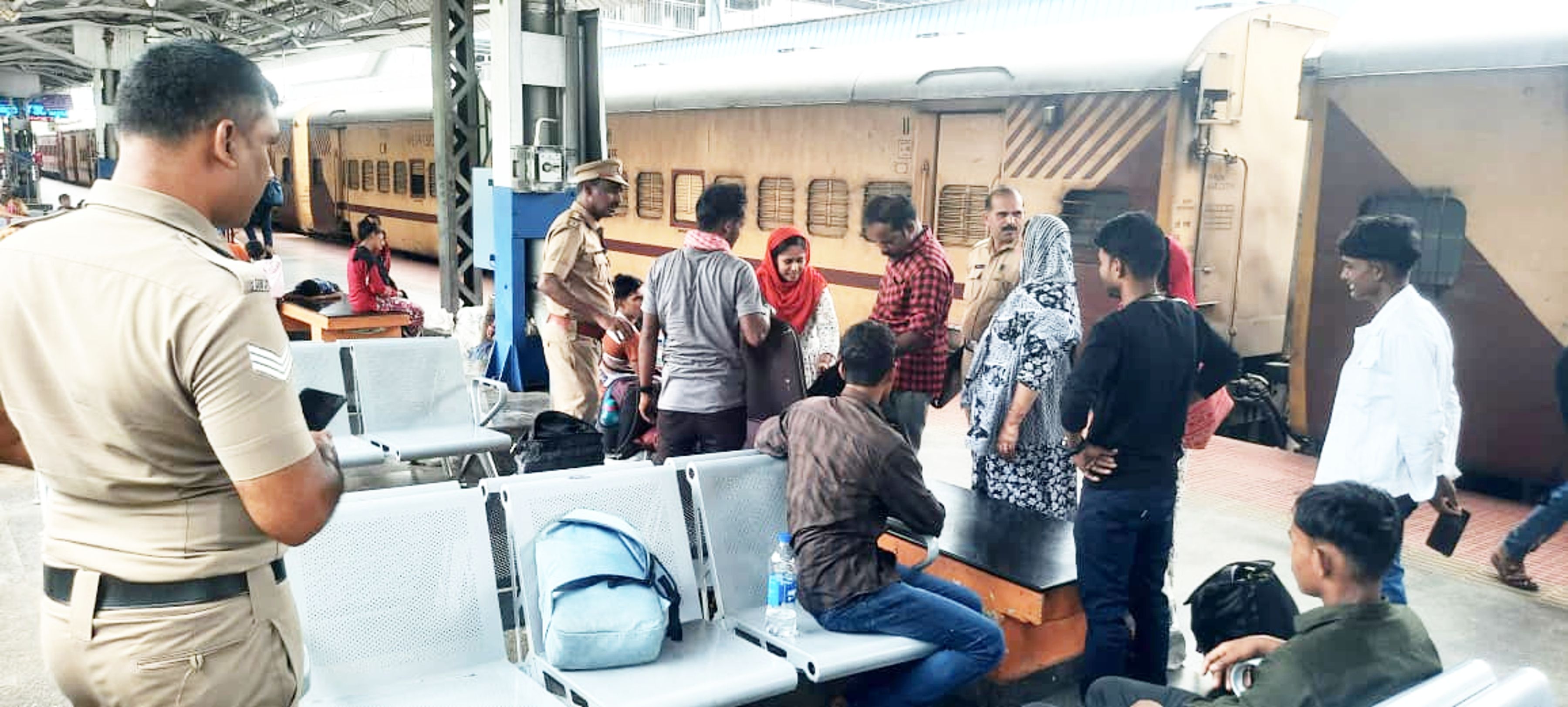 സ്‌പെഷ്യൽ എൻഫോഴ്‌സ്‌മെന്റ് ഡ്രൈവിന്റെ ഭാഗമായി ഒലവക്കോട് റെയിൽവേ സ്റ്റേഷനിൽ എക‍്സെെസ്‌ പരിശോധന നടത്തുന്നു