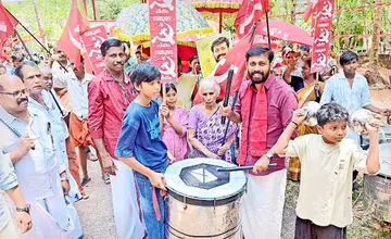 ഇടക്കേപ്പുറം തെക്ക്‌ പര്യടനത്തിനെത്തിയ കല്യാശേരി മണ്ഡലം എൽഡിഎഫ്‌ സ്ഥാനാർഥി എം വിജിൻ  ജെൻസി ബാൻഡ്‌ സംഘത്തിനൊപ്പം ചേർന്നപ്പോൾ