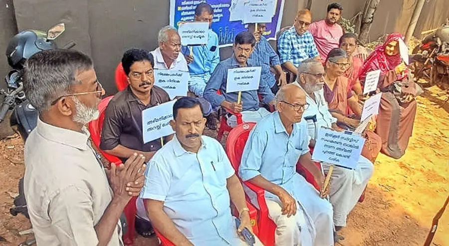 ഇരിക്കൂർ സർവീസ് സഹ. ബാങ്ക് നിക്ഷേപകർ ഇരിക്കൂർ പൊലീസ് സ്റ്റേഷനുമുന്നിൽ പ്രതിഷേധ സമരം നടത്തുന്നു