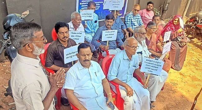 ഇരിക്കൂർ സർവീസ് സഹ. ബാങ്ക് നിക്ഷേപകർ ഇരിക്കൂർ പൊലീസ് സ്റ്റേഷനുമുന്നിൽ പ്രതിഷേധ സമരം നടത്തുന്നു