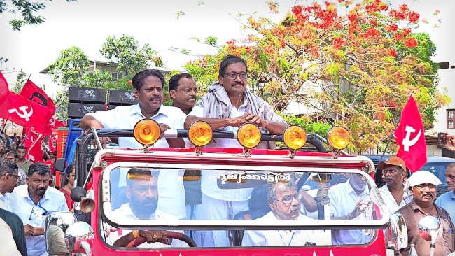 മാഹി നഗരത്തിൽ അഡ്വ. ടി അശോക് കുമാറിന്റെ നേതൃത്വത്തിൽ നടന്ന ആഹ്ലാദ പ്രകടനം