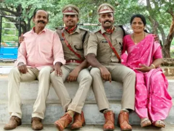 പാസിങ് ഔട്ട് പരേഡിനുശേഷം അക്ഷയ്, അജയ് എന്നിവർ അച്ഛനും അമ്മയ്ക്കുമൊപ്പം