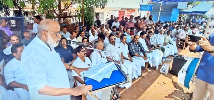 പാചകവാതക വിലവർധനയിൽ പ്രതിഷേധിച്ച് ഹോട്ടൽ അടച്ചിട്ട് ഹോട്ടൽ ആൻഡ് റസ്റ്റോറന്റ് അസോസിയേഷൻ കണ്ണൂർ ഹെഡ് പോസ്റ്റ്ഓഫീസിനുമുന്നിൽ നടത്തിയ
ധർണ കെ പി ബാലകൃഷ്ണ പൊതുവാൾ ഉദ്ഘാടനം ചെയ്യുന്നു