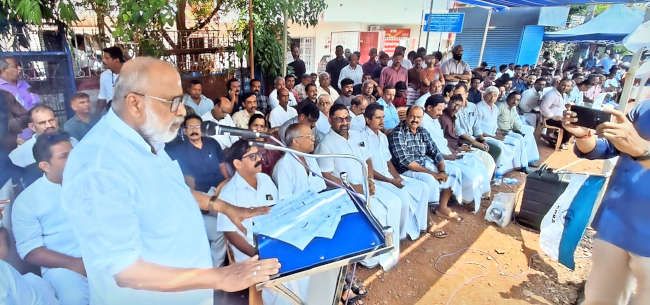 പാചകവാതക വിലവർധനയിൽ പ്രതിഷേധിച്ച്‌ ഹോട്ടൽ അടച്ചിട്ട് ഹോട്ടൽ ആൻഡ്‌ റസ്റ്റോറന്റ്‌ അസോസിയേഷൻ കണ്ണൂർ ഹെഡ് പോസ്റ്റ്ഓഫീസിനുമുന്നിൽ നടത്തിയ  ധർണ കെ പി ബാലകൃഷ്ണ പൊതുവാൾ ഉദ്ഘാടനം ചെയ്യുന്നു