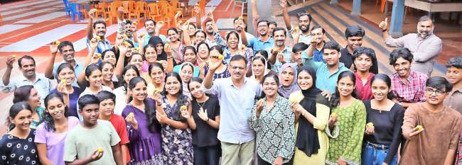 എസ്എസ്എൽസി പരീക്ഷയിൽ നൂറ്  ശതമാനം വിജയം നേടിയ അഞ്ചരക്കണ്ടി ഹയർ സെക്കൻഡറി സ്കൂളിലെ വിദ്യാർഥികളും അധ്യാപകരും ആഹ്ലാദം പങ്കിടുന്നു