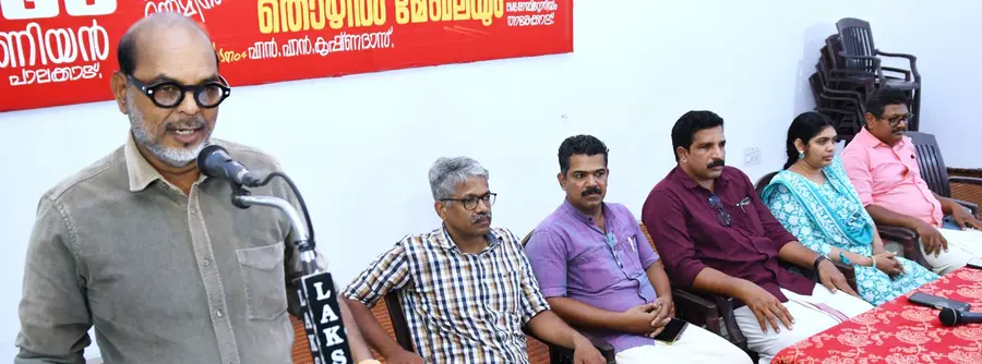 എൻജിഒ യൂണിയൻ സംഘടിപ്പിച്ച "വലതുപക്ഷ വൽക്കരണവും തൊഴിൽ മേഖലയും' സെമിനാറിൽ
സിപിഐ എം സംസ്ഥാന കമ്മിറ്റിയംഗം എൻ എൻ കൃഷ്ണദാസ് സംസാരിക്കുന്നു