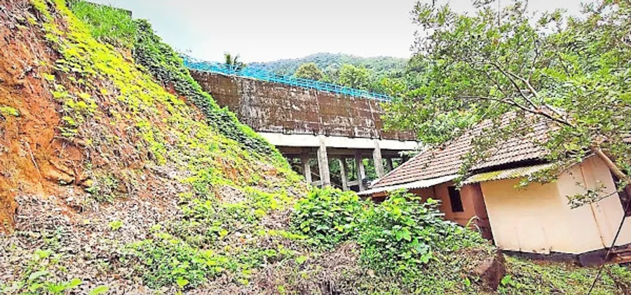 ബാരാപോൾ മിനി ജലവൈദ്യുതി പദ്ധതി കനാൽ പരിസരത്തെ വീടുകളിലൊന്ന്‌
