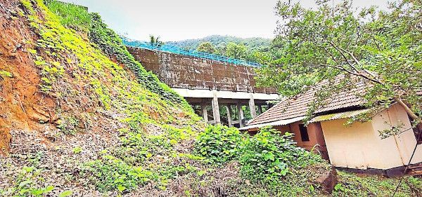 ബാരാപോൾ മിനി ജലവൈദ്യുതി പദ്ധതി കനാൽ പരിസരത്തെ വീടുകളിലൊന്ന്‌