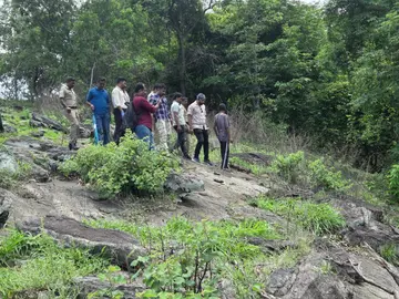 പ്രതി സുമനുമായി അയ്യപ്പൻമലയ്ക്ക് സമീപം അന്വേഷകസംഘം തെളിവെടുപ്പ് നടത്തുന്നു
