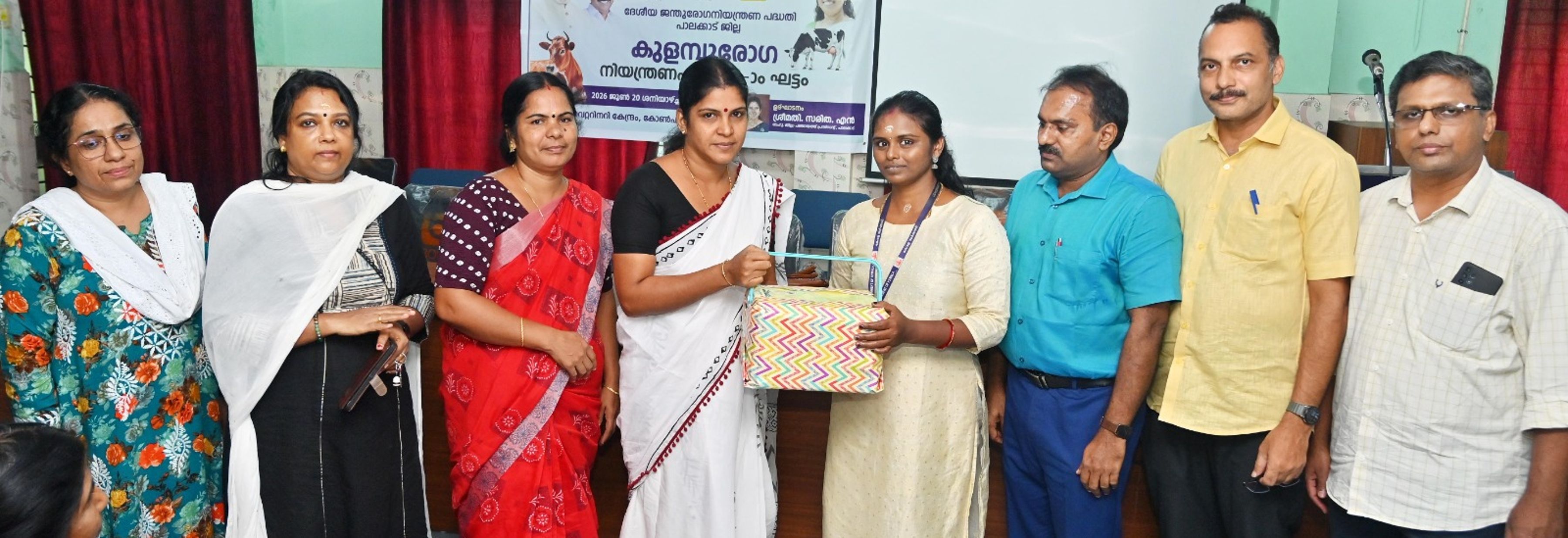 ജില്ലാ പഞ്ചായത്ത്  വൈസ്‌ പ്രസിഡന്റ് എൻ സരിത കുളമ്പുരോഗ പ്രതിരോധ കുത്തിവയ്‌പ്പിനുള്ള   വാക്‌സിനേഷൻ കിറ്റ്‌ കൈമാറുന്നു 
