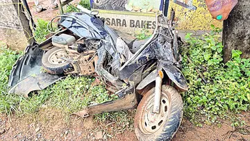 വിനോദും വെെഷ്ണവും സഞ്ചരിച്ച സ്കൂട്ടർ