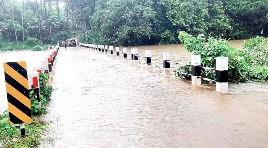വെള്ളം കയറിയ വയത്തൂർ പാലം