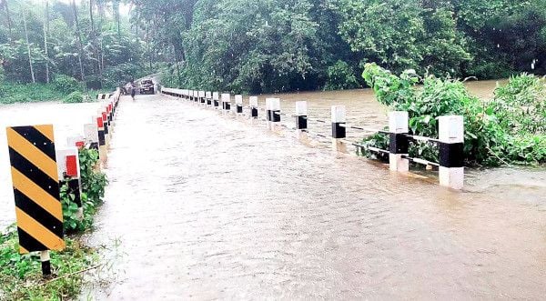 വെള്ളം കയറിയ വയത്തൂർ  പാലം 