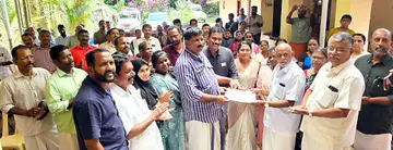 മാലോം പുഞ്ച ഉന്നതിയിൽ കമ്യൂണിറ്റി ഹാൾ നിർമിക്കാൻ 10 സെന്റ് സ്ഥലം സൗജന്യമായി നൽകിയ അവ്വാടക്കൻ കുഞ്ഞിക്കണ്ണൻ നായർ സ്ഥലത്തിന്റെ രേഖ  ജില്ലാ പഞ്ചായത്ത് പ്രസിഡന്റ്‌ സാബു അബ്രഹാമിന് കൈമാറുന്നു