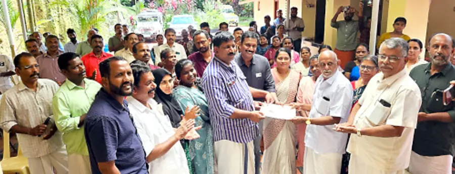 മാലോം പുഞ്ച ഉന്നതിയിൽ കമ്യൂണിറ്റി ഹാൾ നിർമിക്കാൻ 10 സെന്റ് സ്ഥലം സൗജന്യമായി നൽകിയ അവ്വാടക്കൻ കുഞ്ഞിക്കണ്ണൻ നായർ സ്ഥലത്തിന്റെ രേഖ
ജില്ലാ പഞ്ചായത്ത് പ്രസിഡന്റ് സാബു അബ്രഹാമിന് കൈമാറുന്നു
