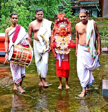 കർക്കടകത്തെയ്യത്തിന്റെ ദേശ സഞ്ചാരം. വെള്ളിക്കോത്തുനിന്നുള്ള ദൃശ്യം