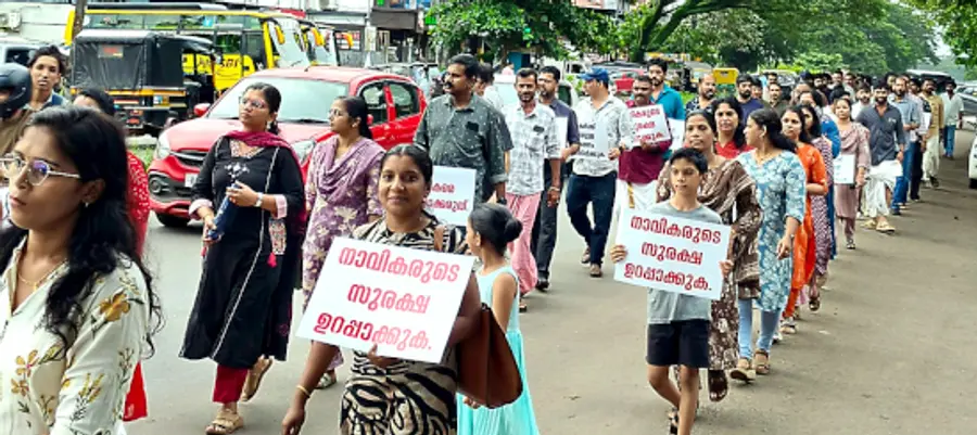കപ്പൽ ജീവനക്കാരുടെ സംഘടനകൾ സംയുക്തമായി പാലക്കുന്ന് ടൗണിൽ നടത്തിയ പ്രതിഷേധറാലി