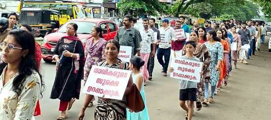 കപ്പൽ ജീവനക്കാരുടെ സംഘടനകൾ സംയുക്തമായി പാലക്കുന്ന് ടൗണിൽ നടത്തിയ പ്രതിഷേധറാലി