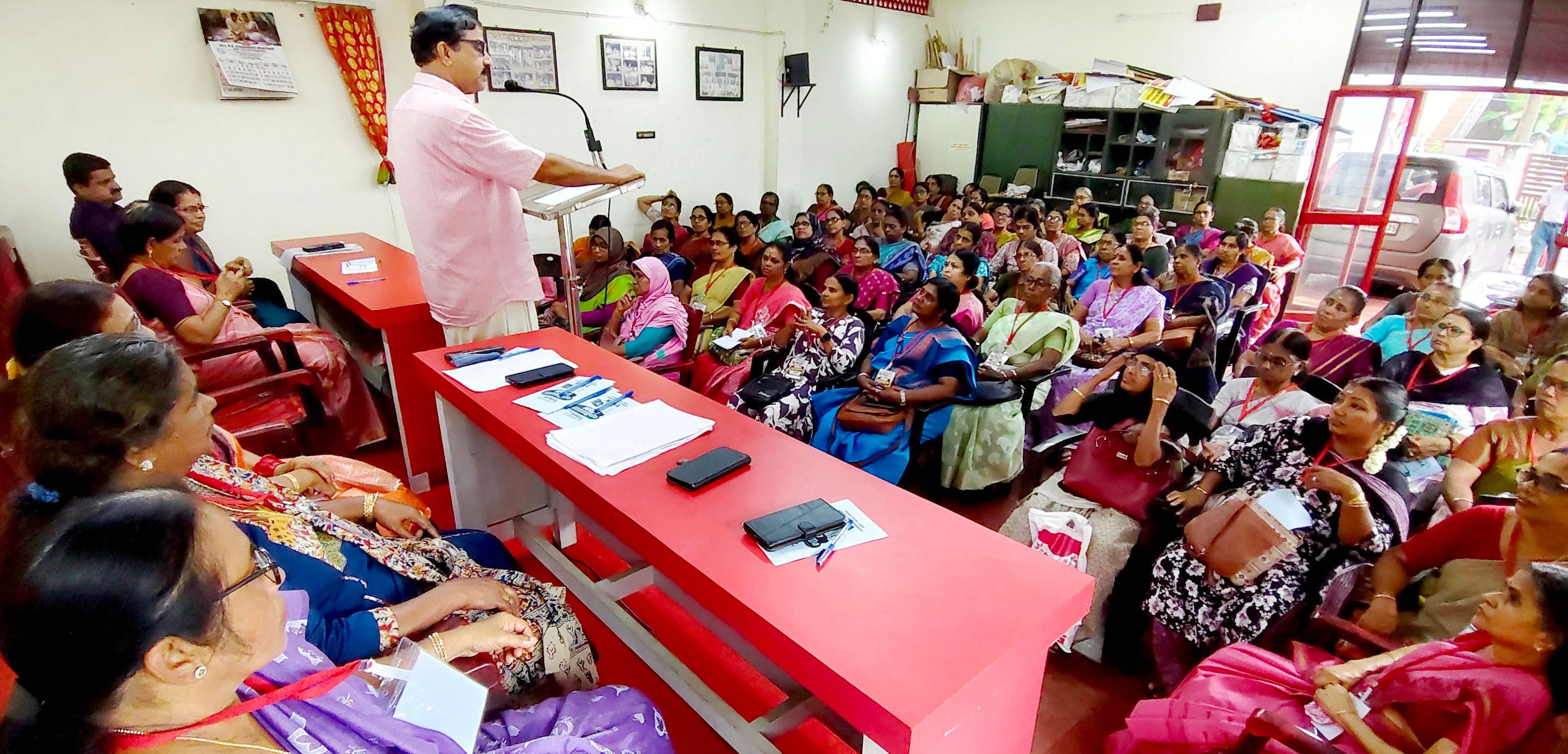 ദേശീയ സമ്പാദ്യ പദ്ധതി ഏജന്റ്സ് അസോസിയേഷൻ ജില്ലാ സമ്മേളനം സിഐടിയു ജില്ലാ പ്രസിഡന്റ് പി എൻ മോഹനൻ ഉദ്‌ഘാടനം ചെയ്യുന്നു 