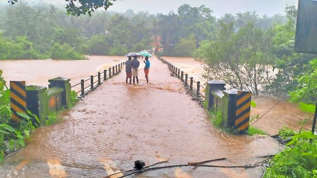 ആറളം വനത്തിൽ ഉരുൾപൊട്ടിയതിനെ തുടർന്ന് പാലപ്പുഴ കരകവിഞ്ഞ് പാലം വെള്ളത്തിൽ മുങ്ങിയപ്പോൾ