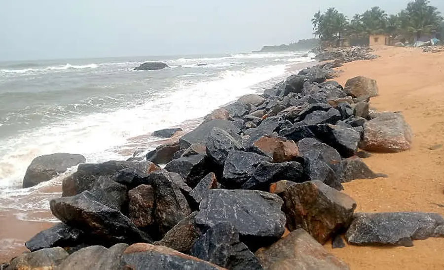 കടലേറ്റം രൂക്ഷമായ തൃക്കണ്ണാട് കടൽ തീരം