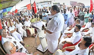 കർഷകരും -കർഷക തൊഴിലാളികളും ട്രേഡ് യൂണിയനുകളും ആഹ്വാനംചെയ്ത ജയിൽ നിറക്കൽ സമരത്തിന്റെ ഭാഗമായുള്ള കണ്ണൂർ ഹെഡ് പോസ്റ്റോഫീസ് ഉപരോധം
കിസാൻസഭ അഖിലേന്ത്യാ വൈസ് പ്രസിഡന്റ് ഇ പി ജയരാജൻ ഉദ്ഘാടനം ചെയ്യുന്നു