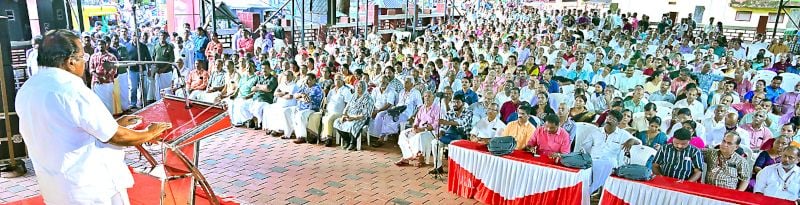 കർഷകസംഘം ജില്ലാ സമ്മേളനത്തിന്റെ ഭാഗമായി നടന്ന പൊതുസമ്മേളനം അഖിലേന്ത്യാ കിസാൻസഭ വൈസ് പ്രസിഡന്റ് ഇ പി ജയരാജൻ ഉദ്ഘാടനംചെയ്യുന്നു