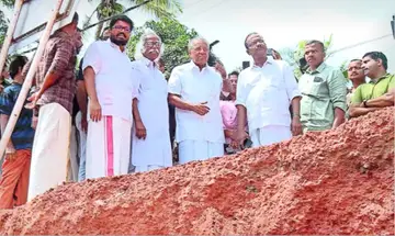 എളയാവൂർ സൗത്ത് ദേശീയപാതയിൽ മണ്ണിടിച്ചിലുണ്ടായ പ്രദേശം പ്രതിപക്ഷനേതാവ് പിണറായി വിജയൻ സന്ദർശിക്കുന്നു